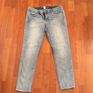 White House Black Market Light Wash Capris 8S